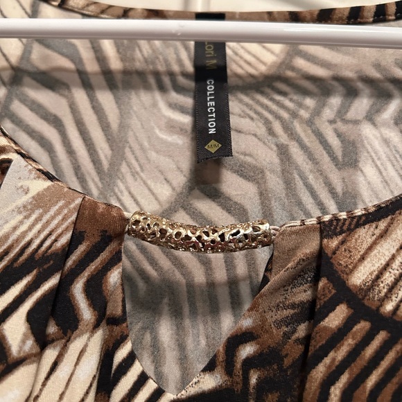 Nice print metal gold decor on front flows nice on the body feels good on - Picture 3 of 3